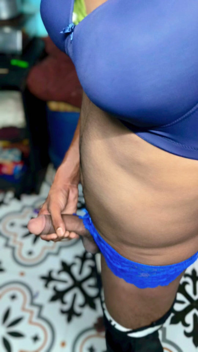 Bra bhabhi ka pahen ke apne land ko hila raha tha to bhabhi ne dekh liye fir apne chut ke pani nikal diya mere land ka jus pi liya