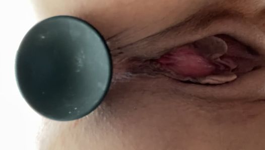 Pussy Play Time com plug anal