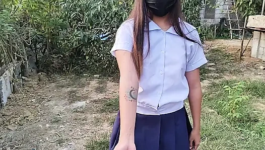 UNSCHULDIGES SCHULMÄDCHEN BETTELT SEINEN STIEFVATER, IHR GEFÜHL ZU FÜLLEN, GEIL ZU SEIN