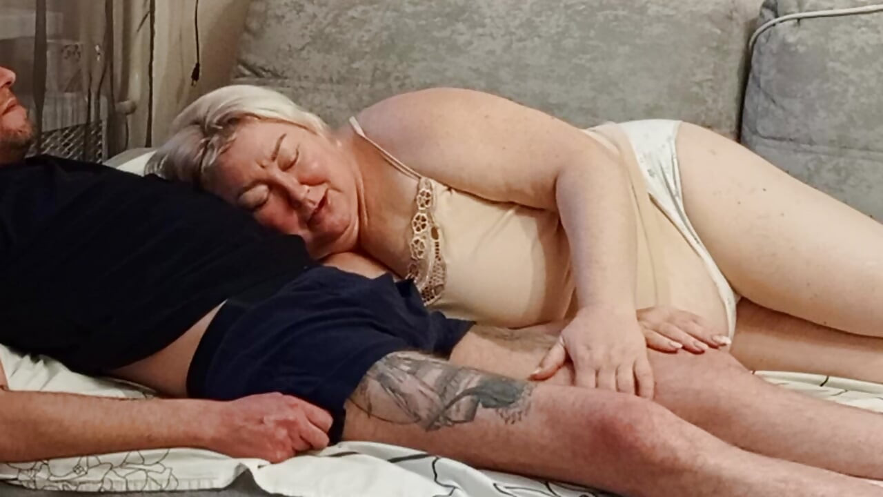 Ненаситна мачуха смокче член і ковтає сперму