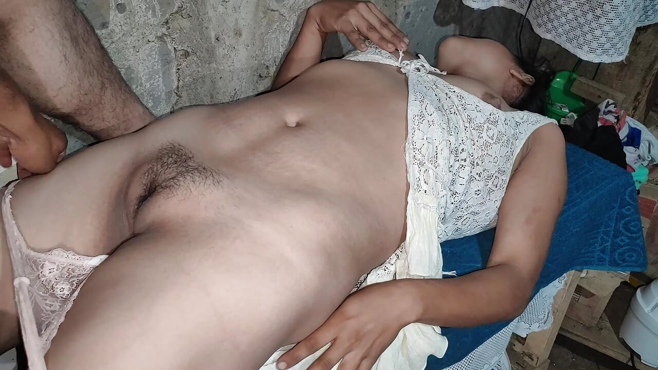 Geme și ejaculează în pizda virgină a surorii vitrege și se despărțește în secolul al XVI-lea al Indiei tamil.