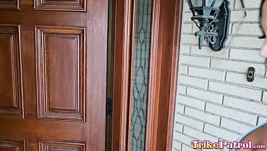 Trikepatrol büyük memeli Asyalı orta yaşlı seksi kadın yoğun egzersiz seksinin tadını çıkarıyor