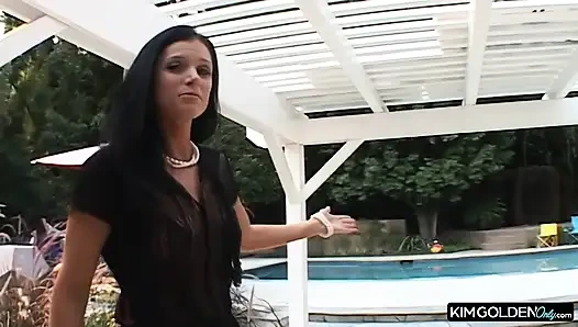 Verfuehrerische Bruenette in heissem Oral- und Anal-Spiel