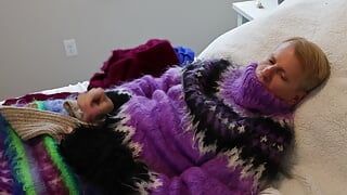 Maglione Fetish Mohair e Angora. In un maglioncino felpa a letto con molti dei miei maglione fetish per un po 'di divertimento.