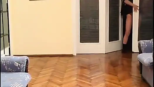 Adam izlerken genç kız yemekle oynuyor