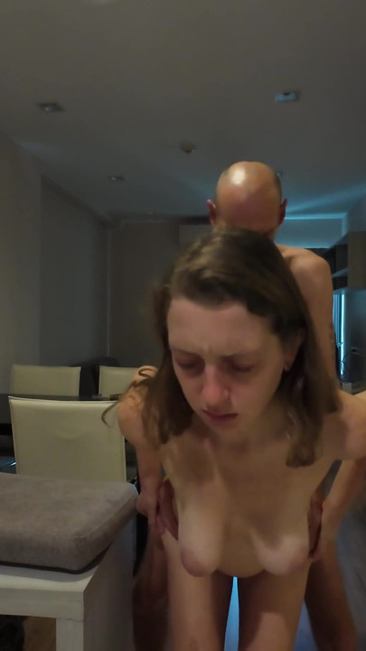 Berkongkek dan menghisap di bilik yang berbeza | Klip 1