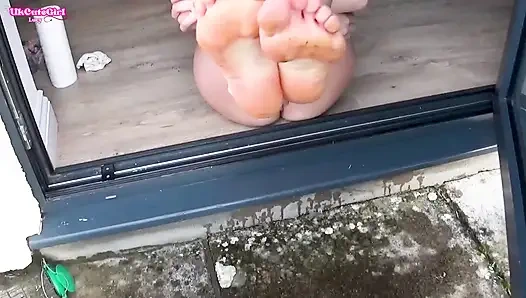 Голый малыш в снегу с замерзаю ступнями обнаженной девушки