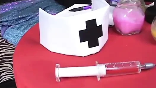 Asiatische krankenschwester lutscht einen dicken schwanz und fickt ihn im bett