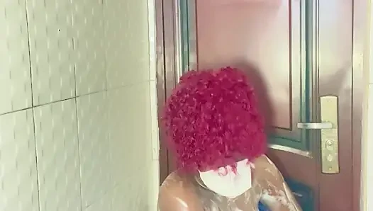 Wanita hamil lagi mandi