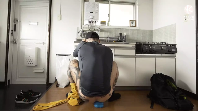 Yoshikawasakixxx - пирсингованная гей Йоши Кавасаки мастурбирует соло после спортзала