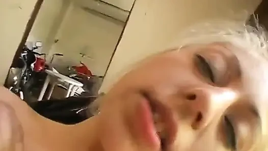 Mutlu bir şekilde gülerek, meme uçlarının çekilmesine izin veriyor