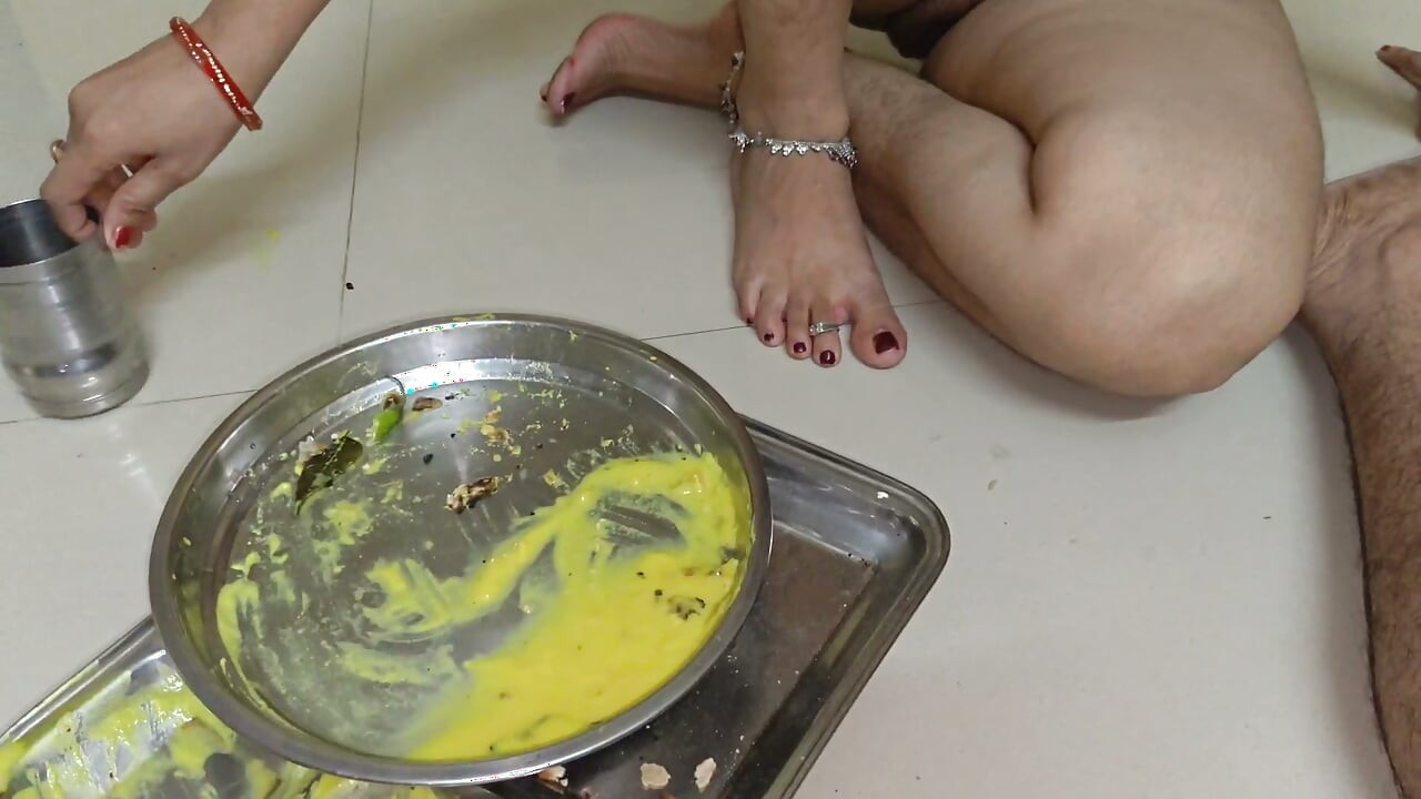 Bhabhi ko khana khate khate hi chod diya