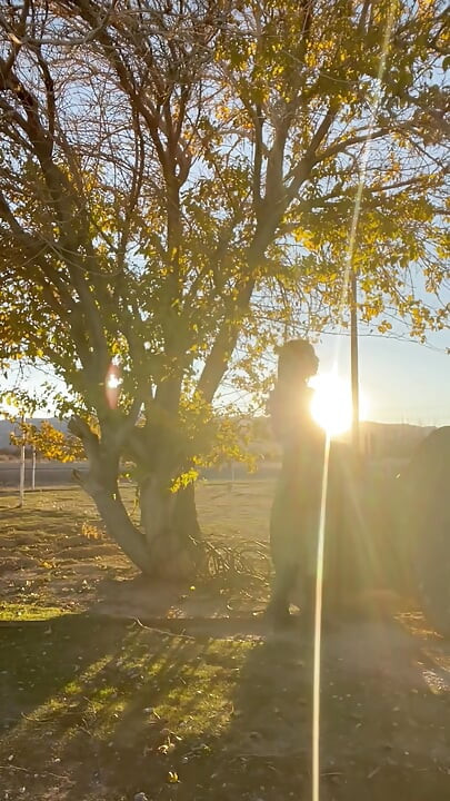 Сексуальная готическая девушка принимает горячую мочу