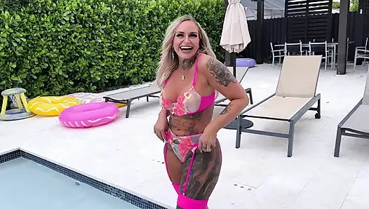 Büyük memeli dövmeli sarışın Stephanie Love havuz kenarında anal seks yapıyor