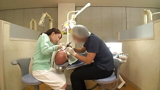 Elegante dentale hygienistin lehnt sich in nahaufnahme