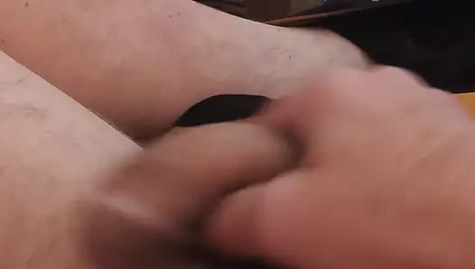 Kanepede bir kolye ile eğlence