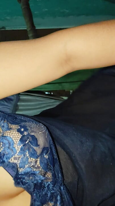 Haryana ama de casa vestido caliente con grandes tetas y coño rosa dan trabajo y mamada