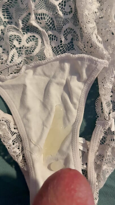 Sperma op het slipje van de vrouw 35