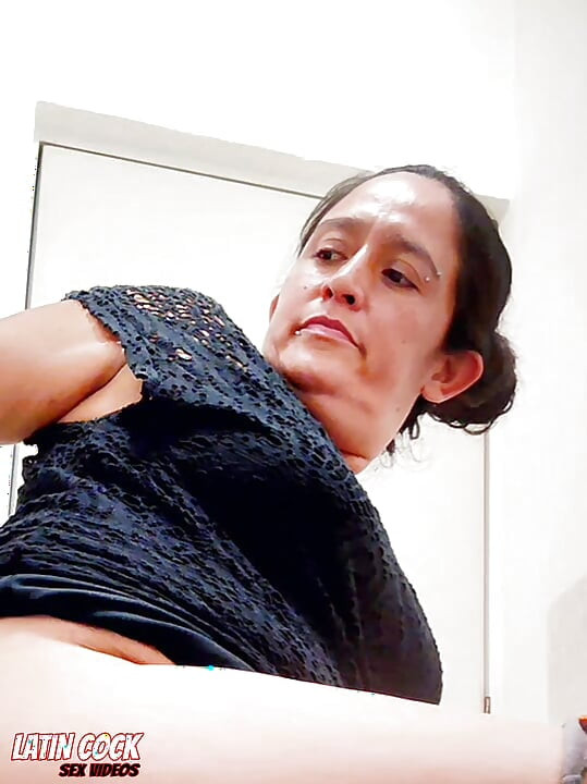 YOUNG MOTHER SHOWS OFF HER HAIRY PUSSY IN THE BATHROOM