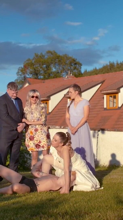 BRIDE4K. 섹시한 금발 신부와의 결혼식 의식 섹스, 도깅과 왁스 플레이 | 클리 2