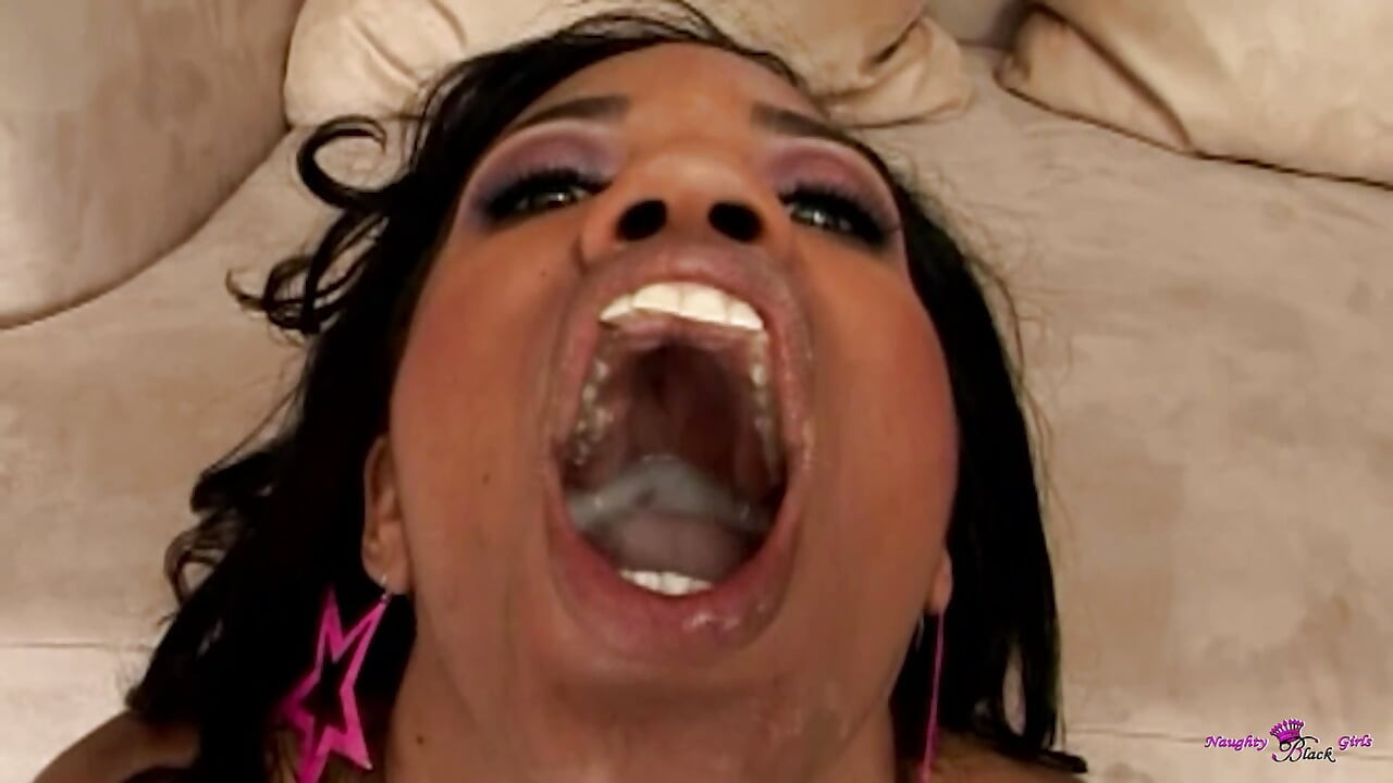 Door haar zwarte kont te likken, wordt deze mv aan om haar anaal te geven