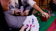 Ein Pokerspiel mit Freunden und wer gewinnt, fickt meine Freundin
