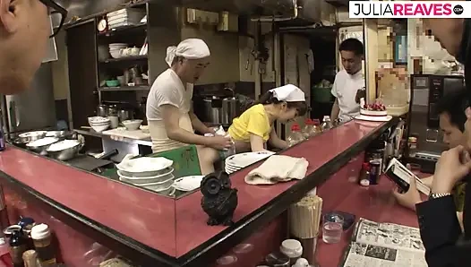 Suami baru tahu istrinya rela dientot sama sahabatnya sendiri supaya mereka berdua ngentot