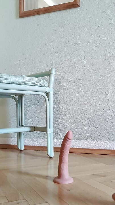 Footjob! Kamu suka kalau aku memanjakanmu seperti itu?