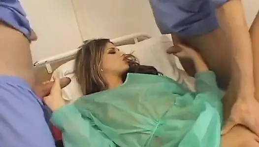 Perfektes brünettes schätzchen von mehreren Ärzten gefickt