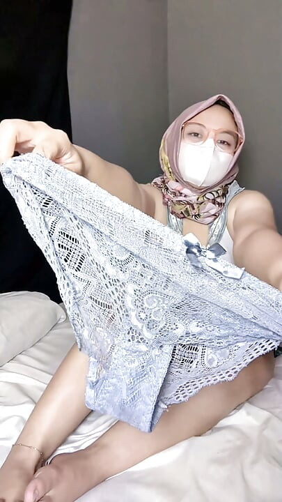Tubuh seksi siswi dengan payudara montok