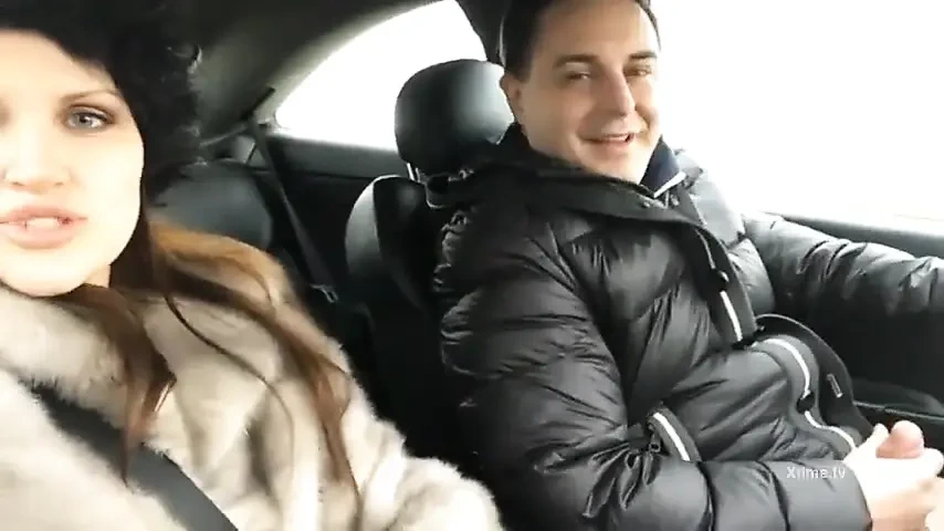 Road trip for Diva Del Tubo and Andrea Dipre jerking off his cock behind the wheel