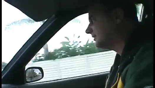 Eine geile blonde bombe lutscht einen harten schwanz und lässt ihn in ihren arsch schieben