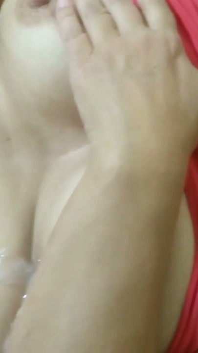 Pour m'être masturbée devant les amis de mon mari, je reçois de grosses éjaculations | Clip 2
