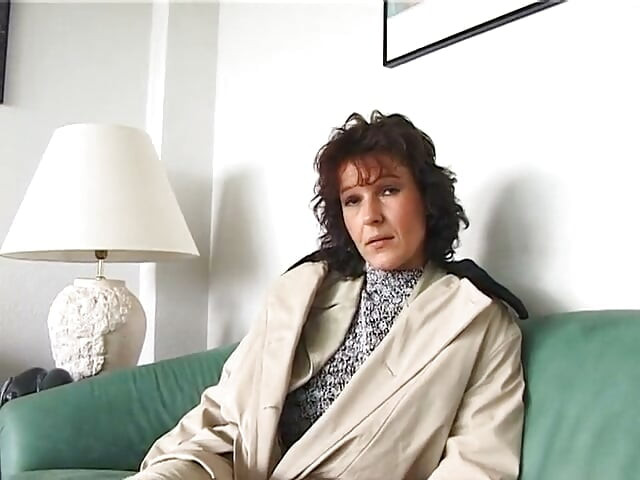 Brunette dame vingert haar doorboorde poesje