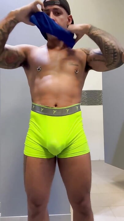Eu amo usar spandex para malhar na academia, chuveiro e uma boa gozada Ortizjona