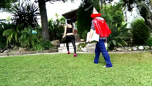 Aku suka muasin pantatku pakai dildo dan dientot habis-habisan sama orang asing