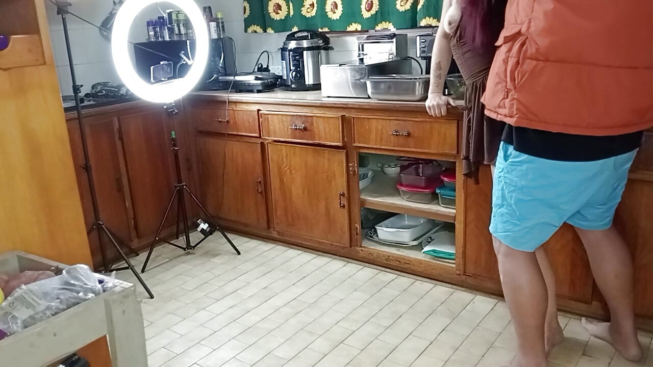 Ela tentou fazer salada e então ela comeu um pau