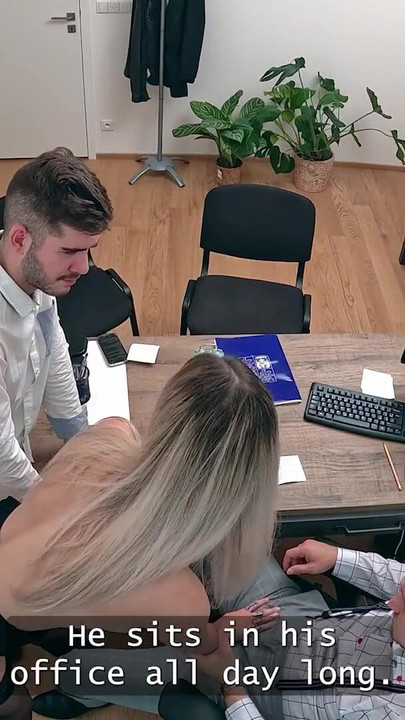 PINJAMAN4K. Bini nakal bosan dengan suaminya yang rugi dan mengongkek pengurus pinjaman betul-betul di hadapannya | Klip 2