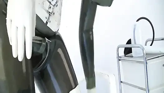 Дымящаяся писающая шлюшка