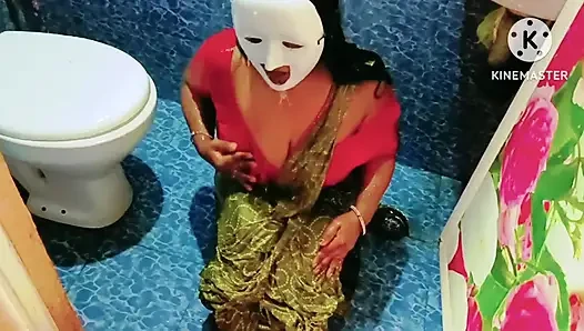 Desi geiles mädchen badet verführerisch mit Sari und roter Bluse - muss man sehen volles video