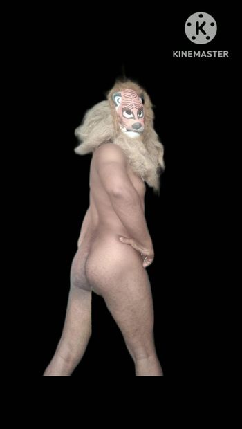 Le lion du porno gay se déshabille.