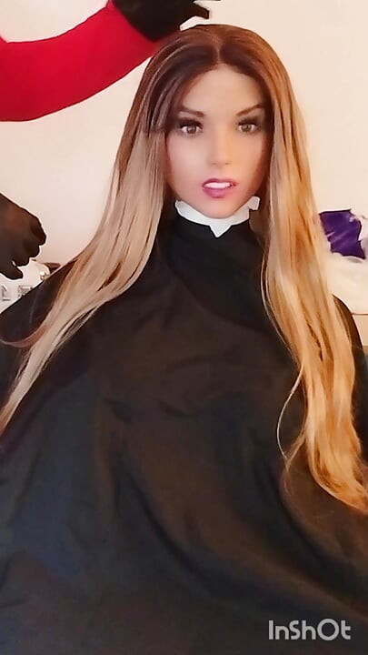 Emmas schwarze haarschnitt-cape-show