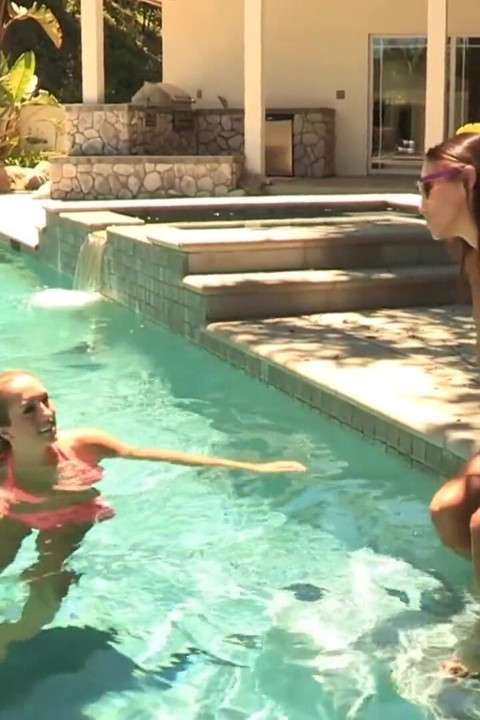 Des amies lesbiennes sexy s'embrassent dans la piscine et se doigtent sur le canapé