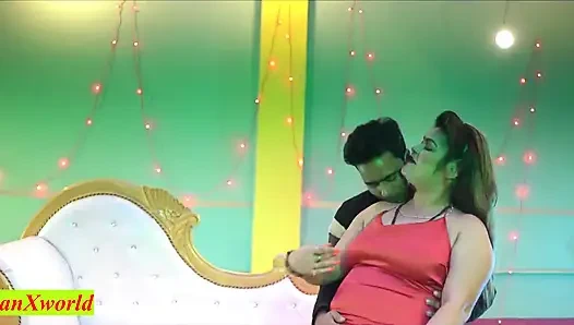 Ofis patronu güzel kız arkadaşımı sikiyor! Hintli patron seks