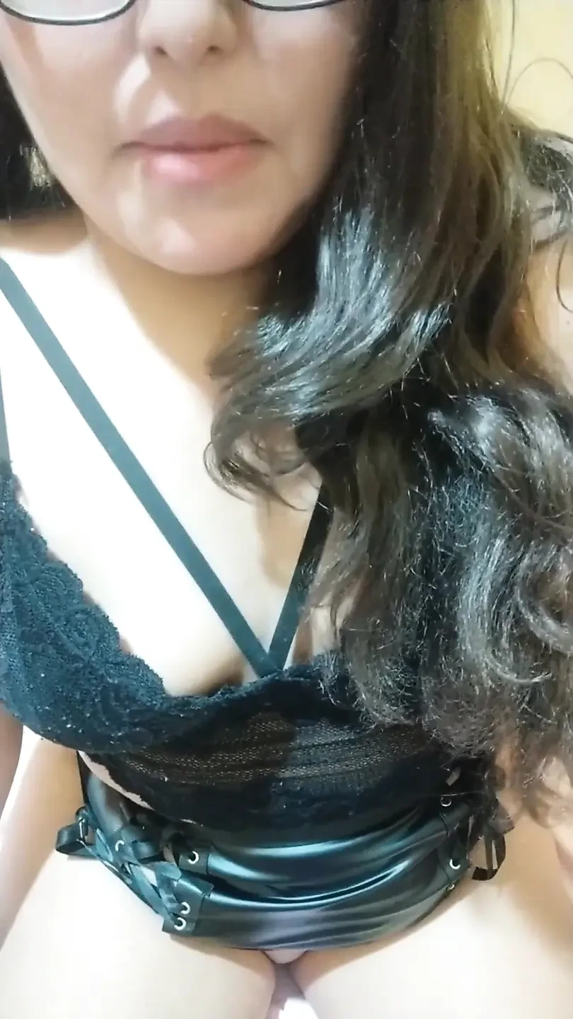 Bermain dengan pepek saya, saya meletakkan dildo besar di dalamnya yang mengambil semua jus saya