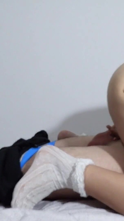 「巨乳の義理の妹の友達が私の部屋に入ってきて、コンドームなしで中に入ってくる」からの魅惑的な瞬間