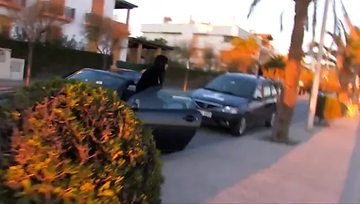 Великолепную французскую крошку трахают в кафе