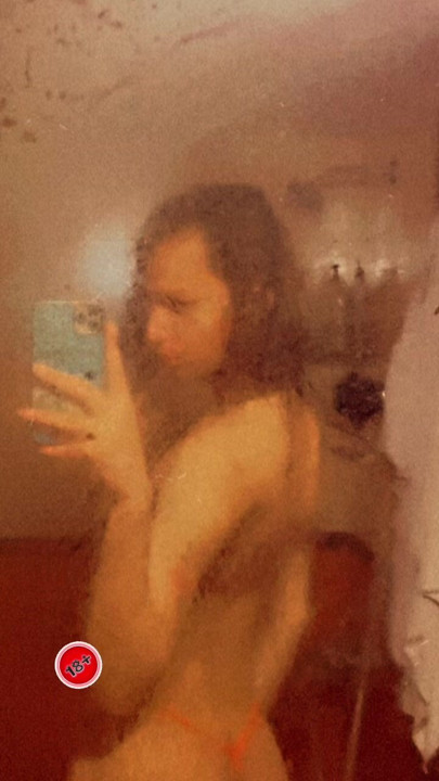 Yeni g-string'imle gösteriş yapıyor, seksi değil mi