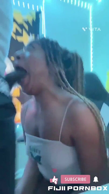 Regardez-vous Star Wars, allez-vous me laisser sucer cette grosse bite noire