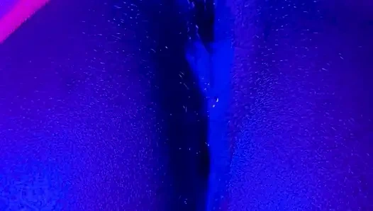 Ebenholzgöttin leckt: Neon-tanga &dildo-squirting